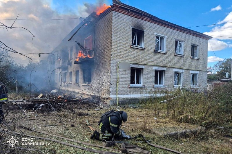Рятувальники працюють на місці влучання в житловий будинок у Шевченковому