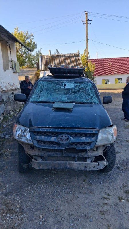 Пошкоджений позашляховик Toyota Hilux на вулиці в Бериславі