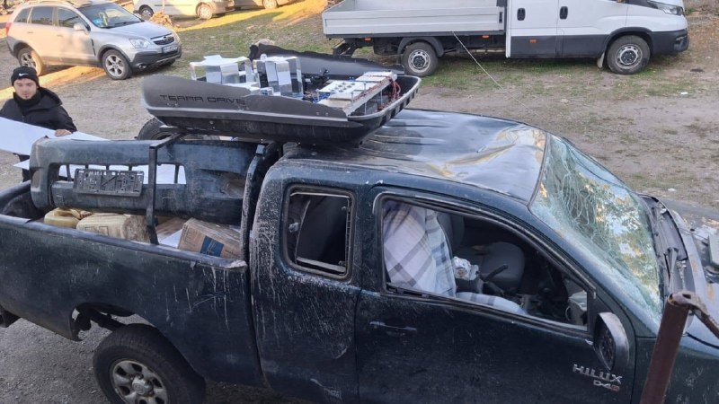 Пошкоджений позашляховик Toyota Hilux на вулиці в Бериславі
