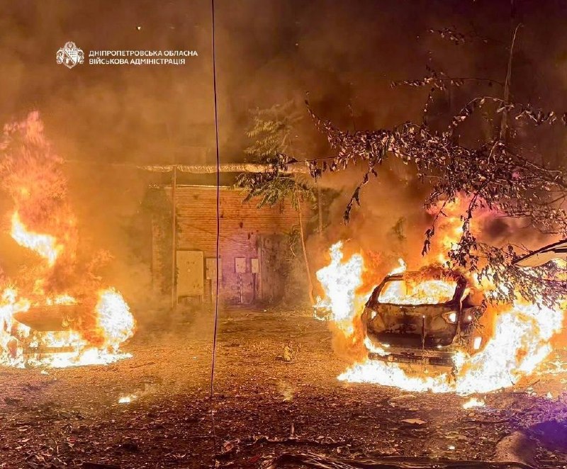 Рятувальники працюють на місці пожежі у багатоквартирному будинку в Дніпрі