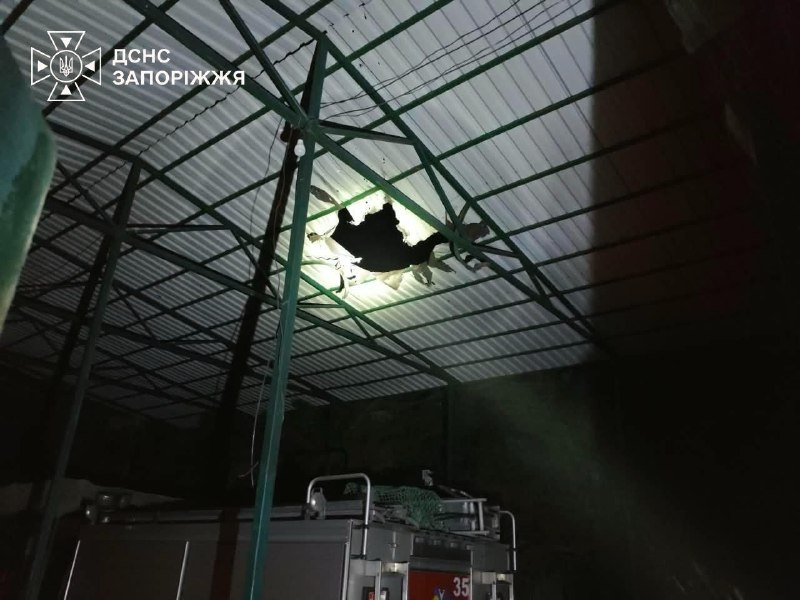 Рятувальник ДСНС на тлі пошкодженої будівлі пожежно-рятувального підрозділу