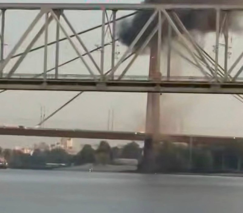 Imagem de vídeo mostrando o momento do ataque à Ponte Norte em Kiev