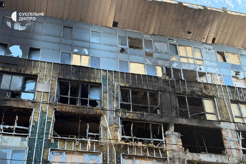 Dnipro'da saldırı sonrası hasar görmüş iş merkezi binası