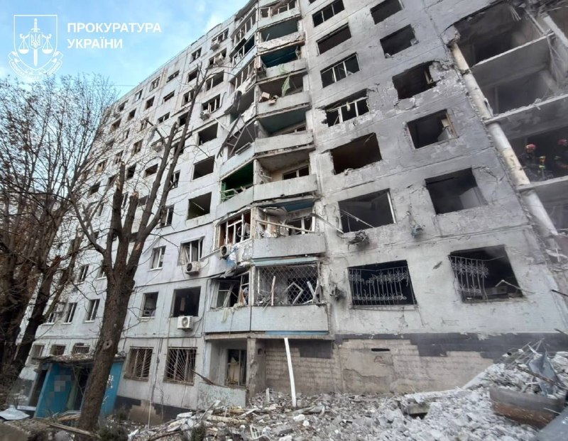Рятувальники та місцеві мешканці біля пошкодженого багатоквартирного будинку в Харкові