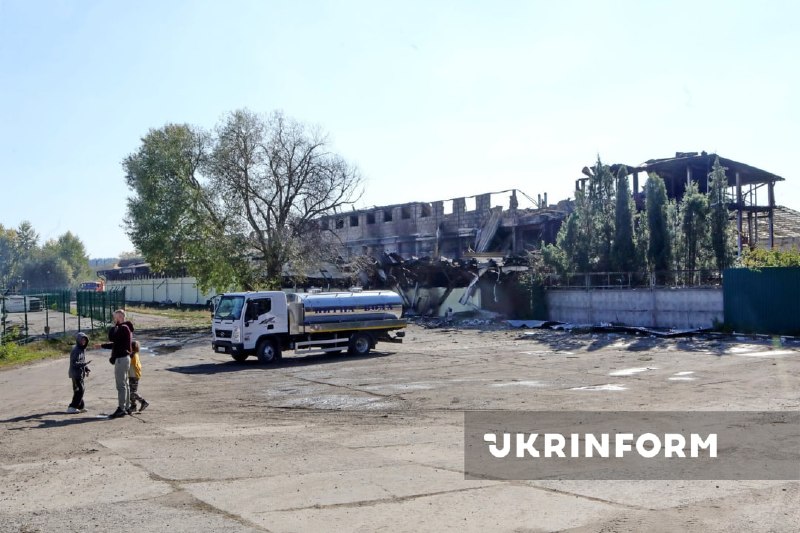 Наслідки російського обстрілу складських приміщень у Гостомелі на Київщині