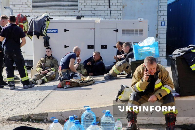 Наслідки російського обстрілу складських приміщень у Гостомелі на Київщині