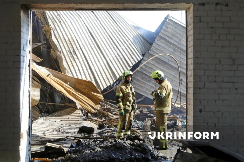 Наслідки російського обстрілу складських приміщень у Гостомелі на Київщині