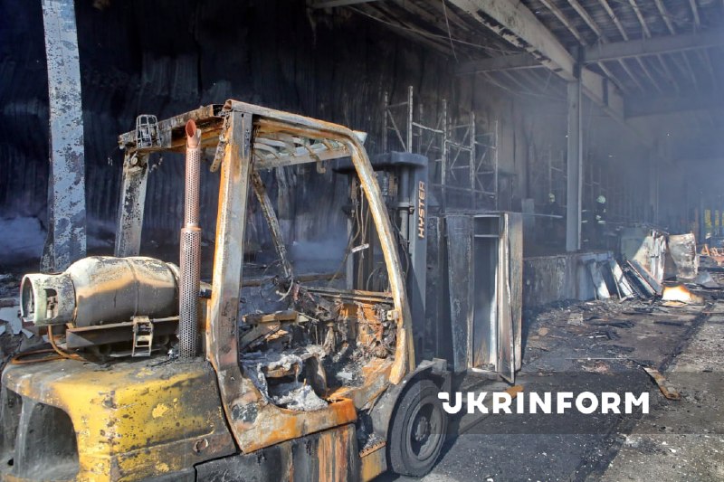 Наслідки російського обстрілу складських приміщень у Гостомелі на Київщині