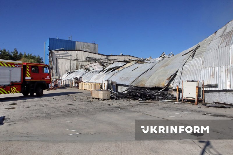 Наслідки російського обстрілу складських приміщень у Гостомелі на Київщині