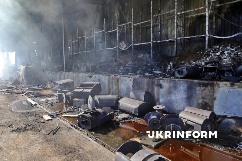 Наслідки російського обстрілу складських приміщень у Гостомелі на Київщині