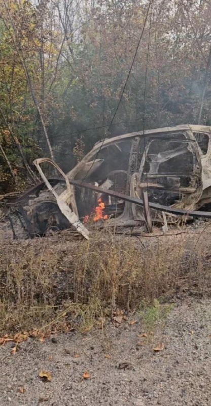 Eftervirkningerne af et droneangreb på en landevej i Kharkiv-regionen