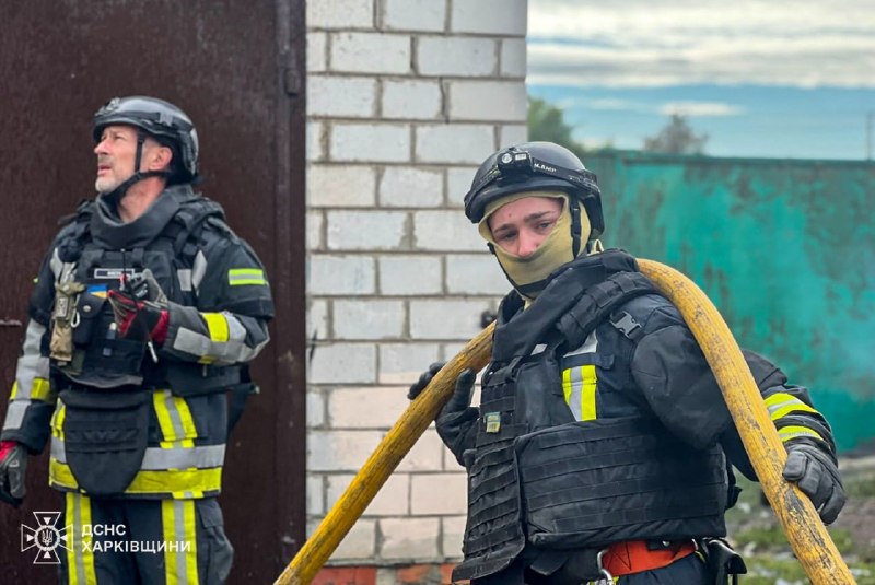 Рятувальники гасять пожежу в приватному будинку в селищі Великий Бурлук