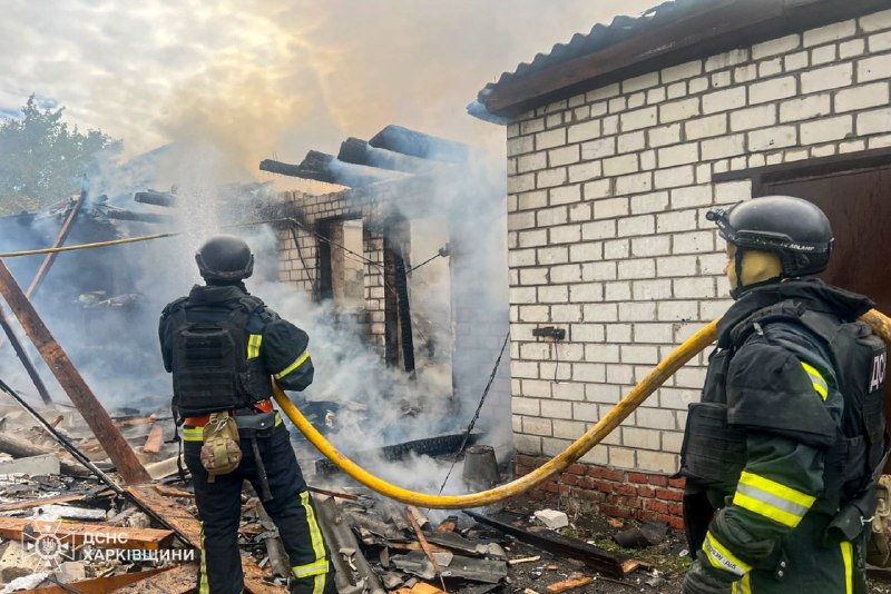 Рятувальники гасять пожежу в приватному будинку в селищі Великий Бурлук