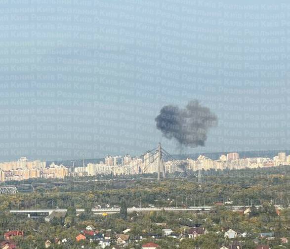 Пошкоджене дорожнє полотно на Північному мосту в Києві