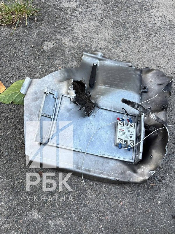Пошкоджене дорожнє покриття на Північному мосту в Києві після удару