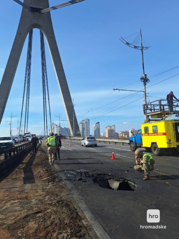Пошкоджене дорожнє полотно на Північному мосту в Києві