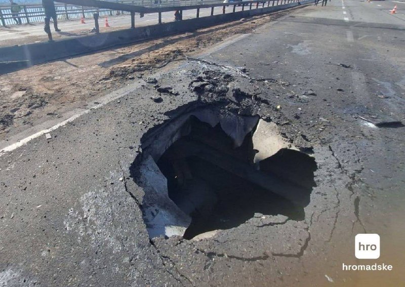 Пошкоджене дорожнє полотно на Північному мосту в Києві