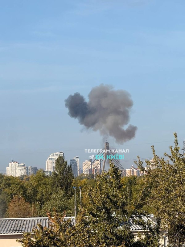 Пошкоджене дорожнє полотно на Північному мосту в Києві