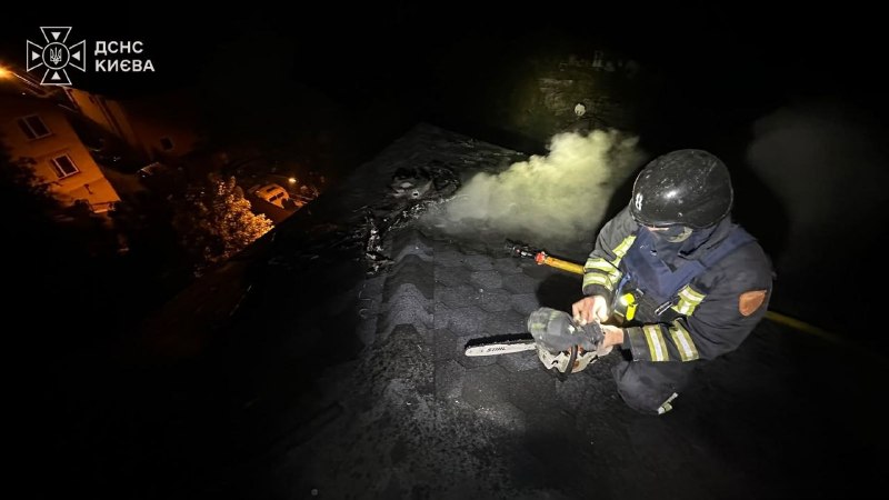 Рятувальники гасять пожежу на даху будівлі в Києві