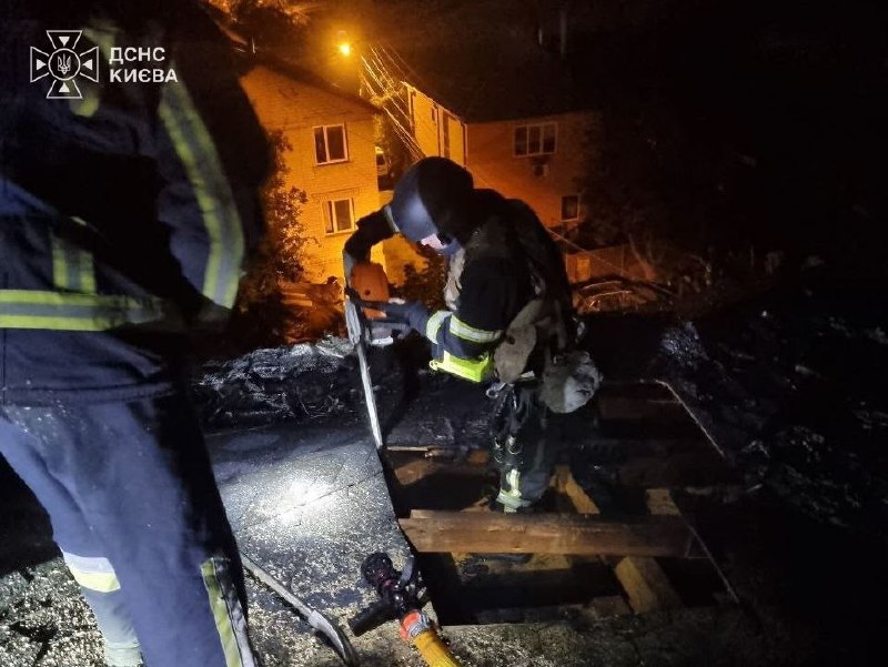 Рятувальники гасять пожежу на даху будівлі в Києві