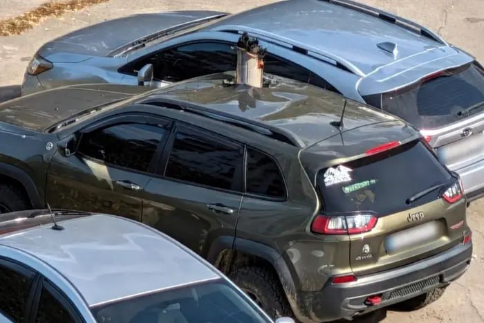 Рятувальники гасять пожежу на даху будівлі в Києві