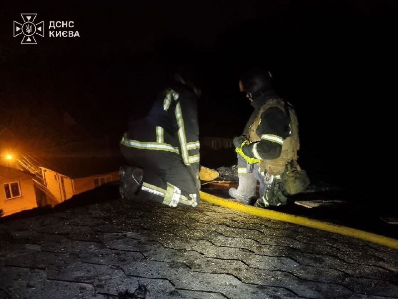 Рятувальники гасять пожежу на даху будівлі в Києві