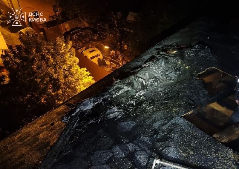 Рятувальники гасять пожежу на даху будівлі в Києві