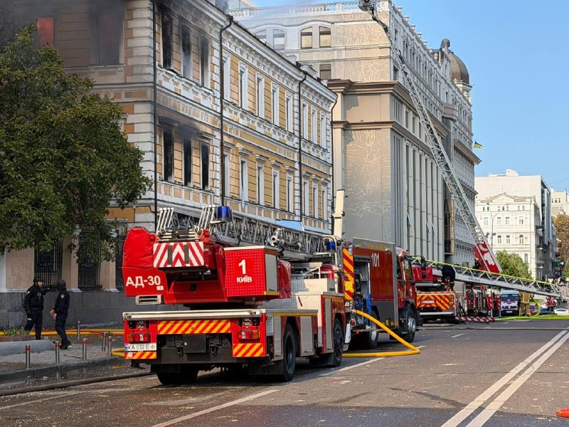 Equipes de resgate trabalham no local onde um drone atingiu um edifício no centro de Kiev