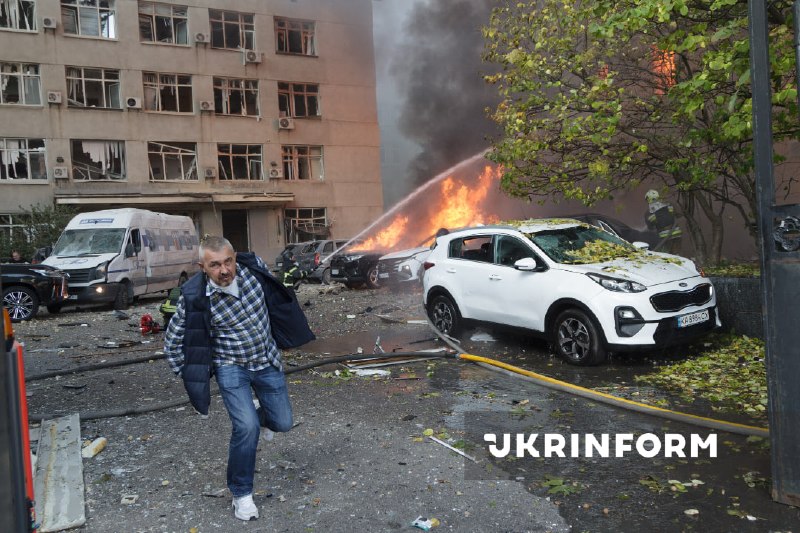 Equipes de resgate trabalham no local onde um drone atingiu um edifício no centro de Kiev