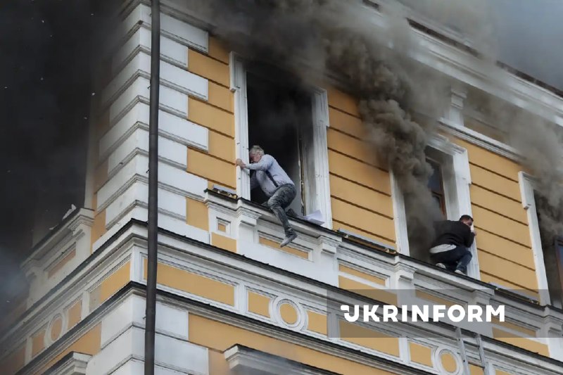 Equipes de resgate trabalham no local onde um drone atingiu um edifício no centro de Kiev