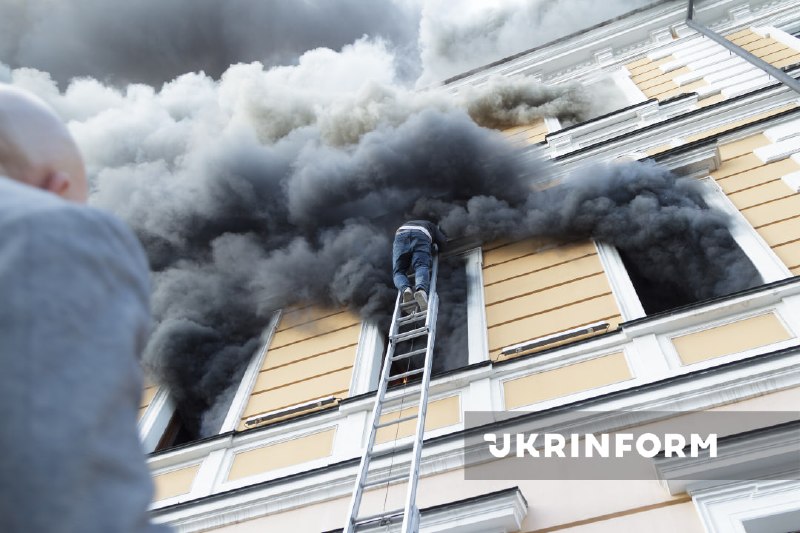 Equipes de resgate trabalham no local onde um drone atingiu um edifício no centro de Kiev