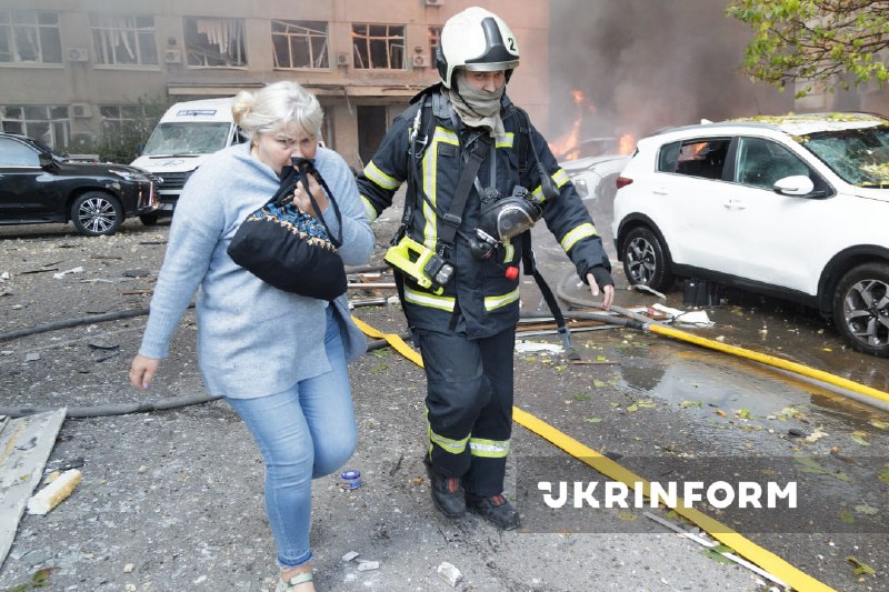 Equipes de resgate trabalham no local onde um drone atingiu um edifício no centro de Kiev