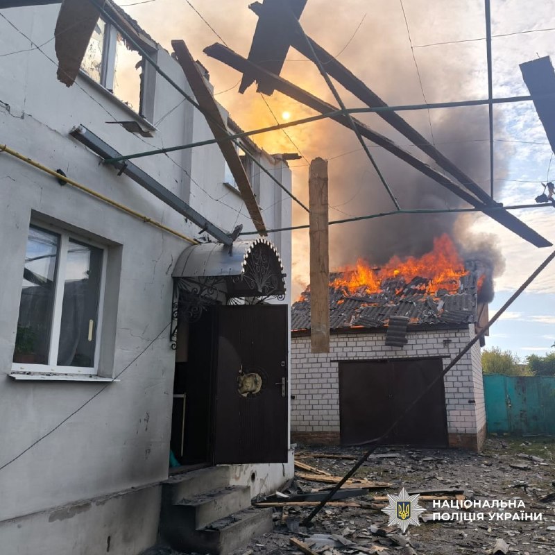 Socorristas e policiais trabalham no local de um ataque na região de Kharkiv