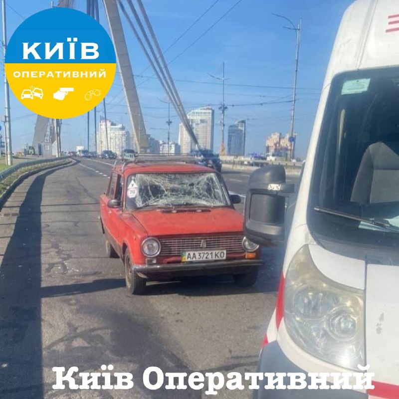 O presidente da Ucrânia e o chanceler da Alemanha observam o edifício destruído da academia de ciências em Kiev