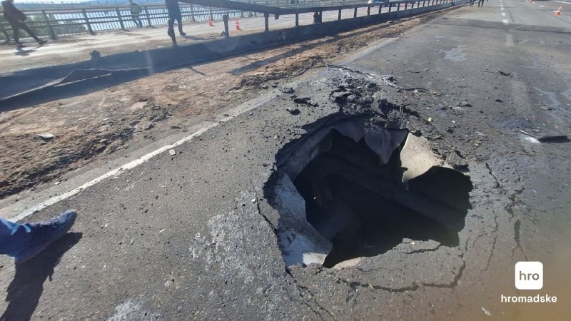 O presidente da Ucrânia e o chanceler da Alemanha observam o edifício destruído da academia de ciências em Kiev