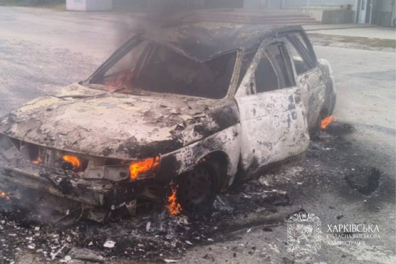 Наслідки удару дроном по цивільному автомобілю в селищі Золочів на Харківщині