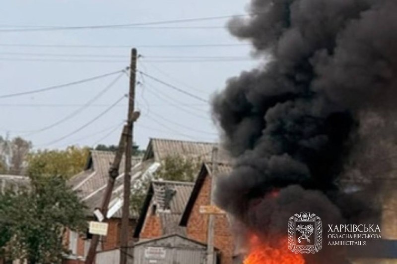 Наслідки удару дроном по цивільному автомобілю в селищі Золочів на Харківщині