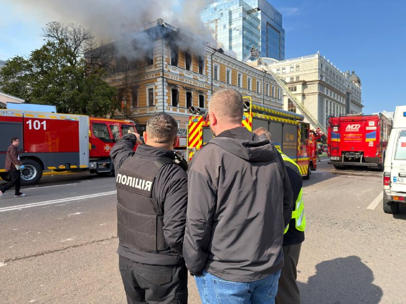 Рятувальники працюють на місці влучання безпілотника в будівлю в Києві