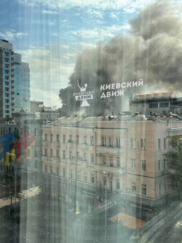 Рятувальники працюють на місці влучання безпілотника в будівлю в Києві