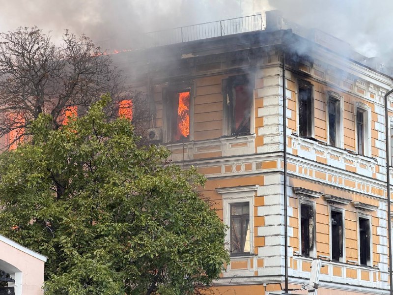 Рятувальники працюють на місці влучання безпілотника в будівлю в Києві