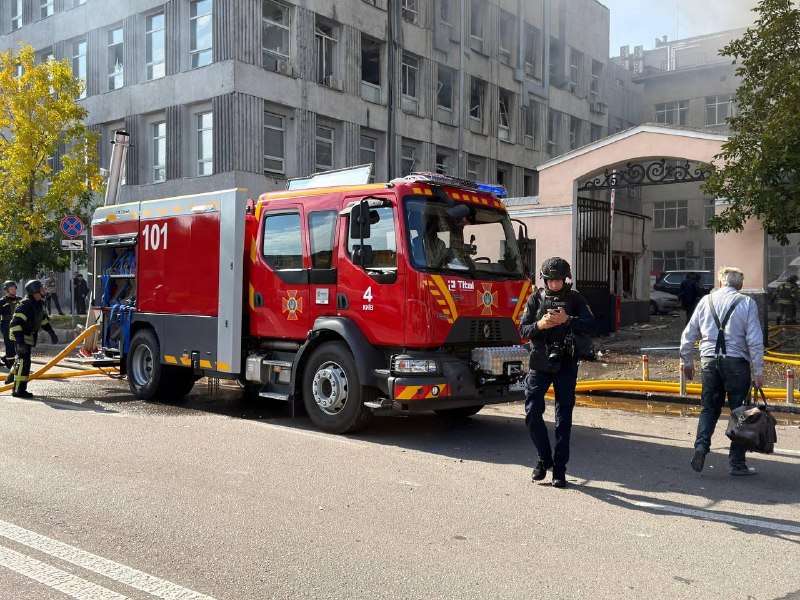 Kurtarma ekipleri Kiev'de Ulusal Bilimler Akademisi binasına dron çarpması sonrası olay yerinde çalışıyor