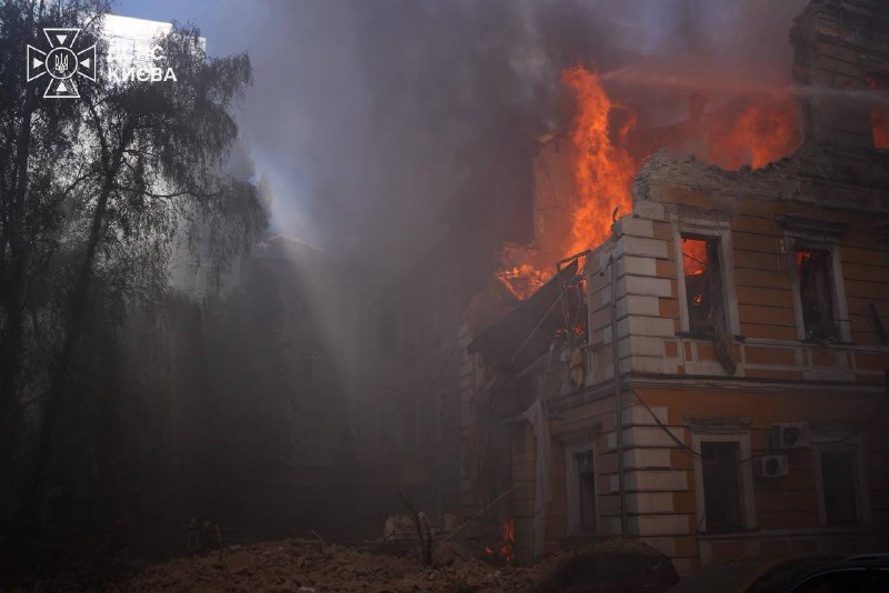 Kurtarma ekipleri Kiev'de Ulusal Bilimler Akademisi binasına dron çarpması sonrası olay yerinde çalışıyor
