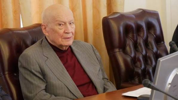 Kurtarma ekipleri Kiev'de Ulusal Bilimler Akademisi binasına dron çarpması sonrası olay yerinde çalışıyor