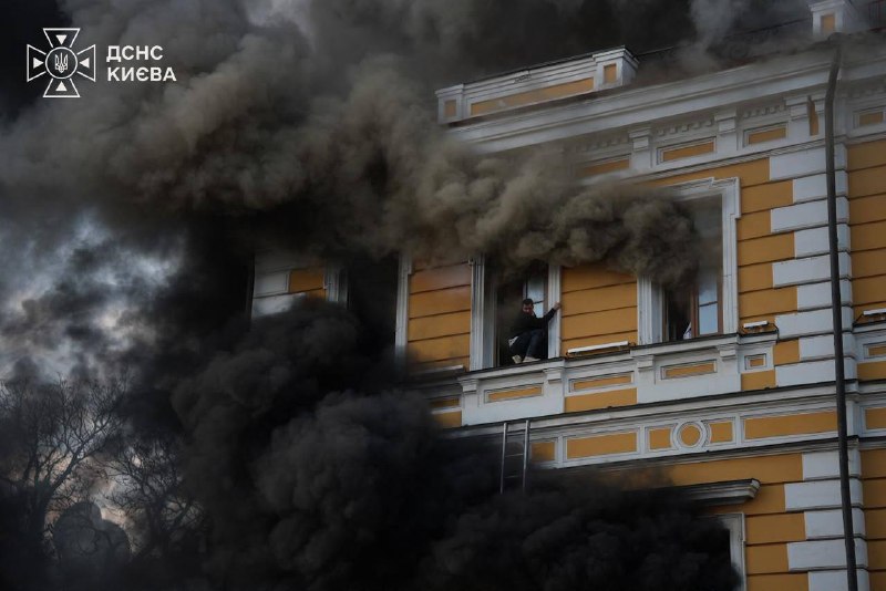 Kurtarma ekipleri Kiev'de Ulusal Bilimler Akademisi binasına dron çarpması sonrası olay yerinde çalışıyor