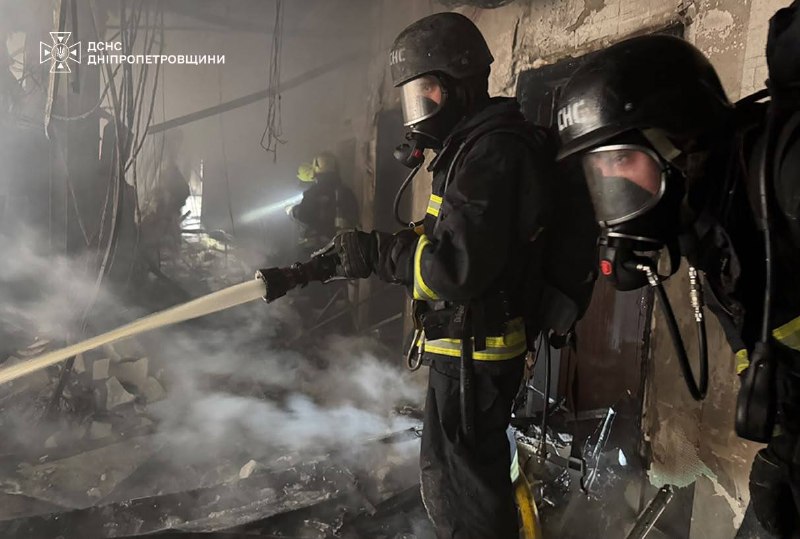 Рятувальники працюють біля пошкодженої будівлі в Дніпрі