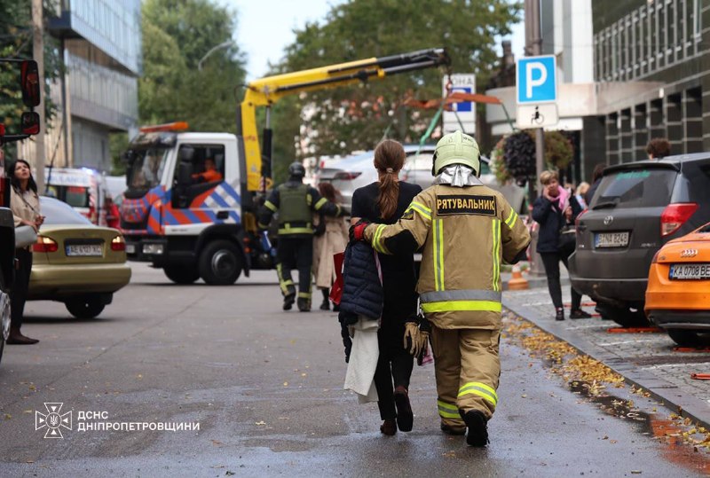Рятувальники працюють біля пошкодженої будівлі в Дніпрі