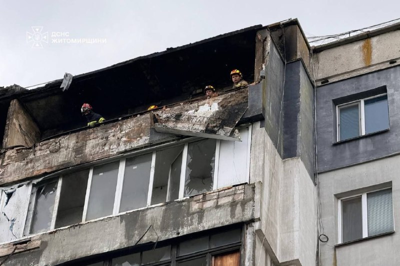 Conseguenze dell'impatto di un drone su un condominio a Berdychiv