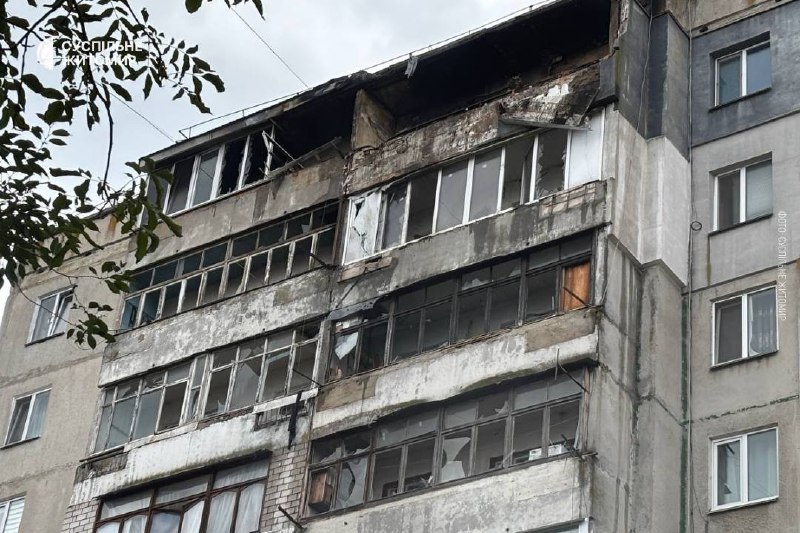 Conseguenze dell'impatto di un drone su un condominio a Berdychiv