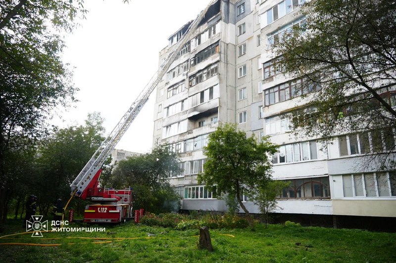 Conseguenze dell'impatto di un drone su un condominio a Berdychiv