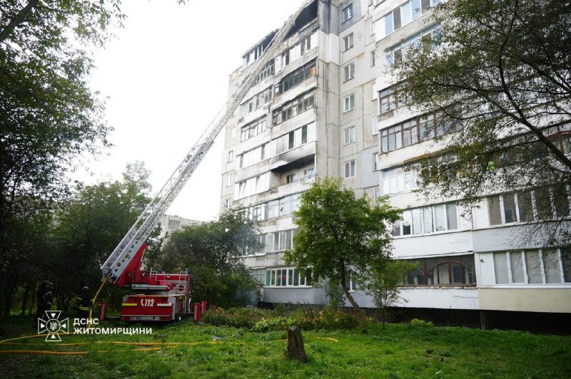 Conseguenze dell'impatto di un drone su un condominio a Berdychiv